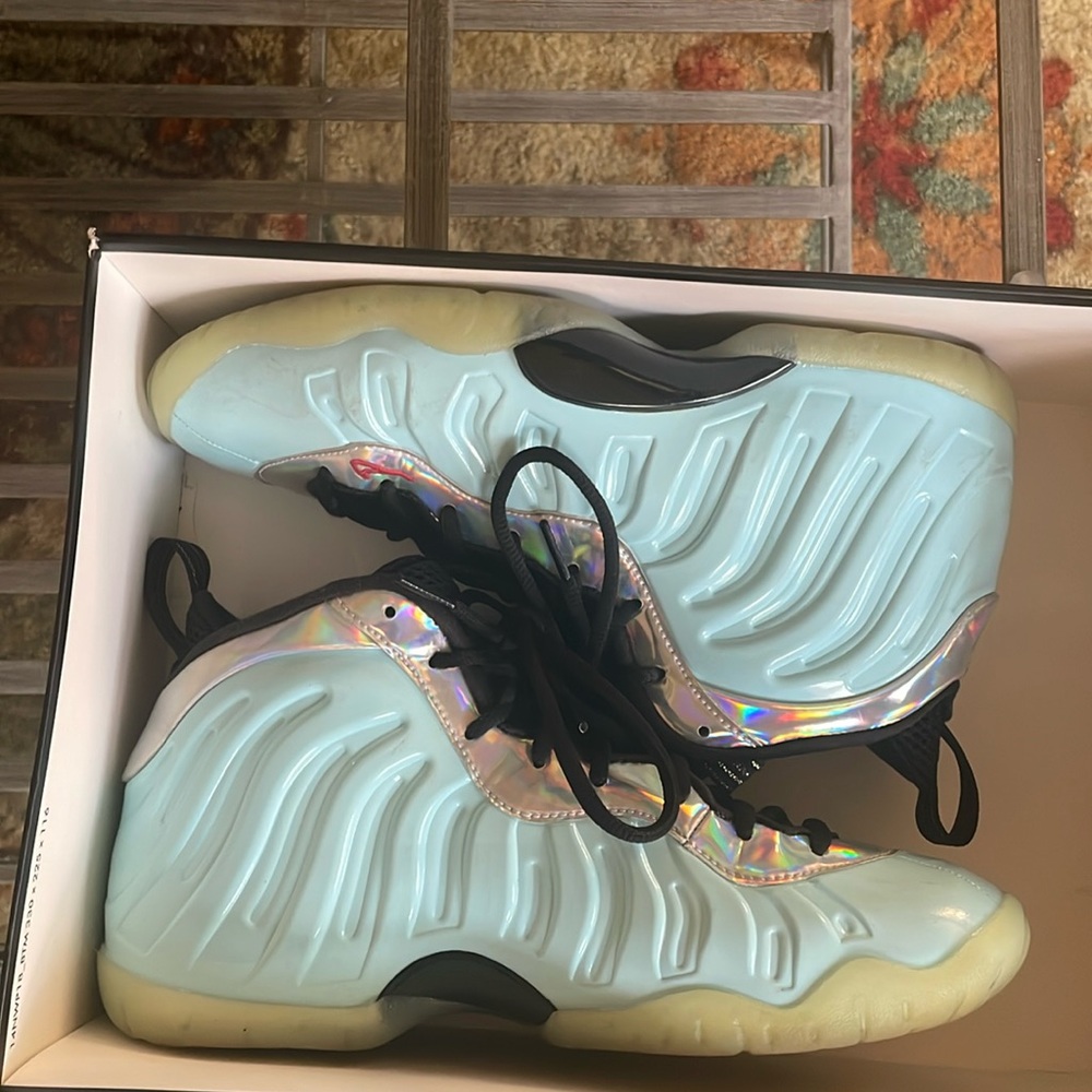 “Nike Little Posite One (GS)” size 7 color:light blue with metallic details